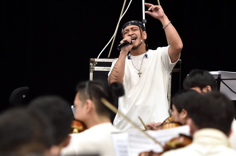 Fubon Angels直擊「台灣大日月潭花火音樂會」彩排現場教跳「32撞」嗨翻練團室。（圖／台灣大哥大提供）