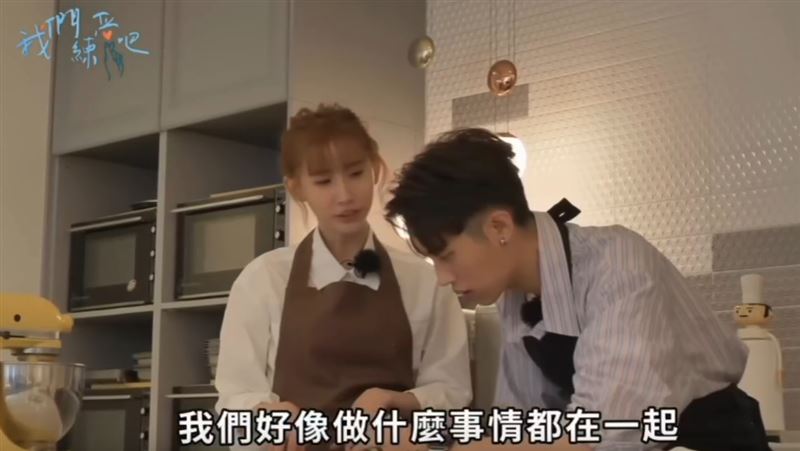 粿粿（左）曾在節目中表示，夫妻倆不管做什麼事都一起，就連洗澡也不例外。（圖／翻攝自電通娛樂YouTube頻道）