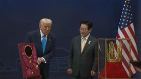 此次李在明與川普會面，頒授了南韓最高等級榮譽的「無窮花大勳章」，及準備了一頂鍍金的金冠送給川普，讓川普滿意的不斷點頭。（圖／翻攝自白宮官網）