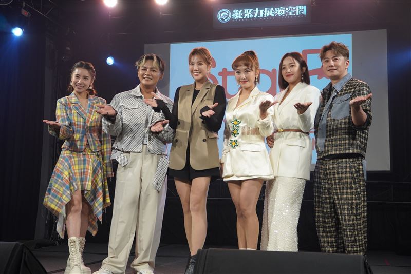 陳怡婷（左起）、曾瑋中、郭婷筠、大芭安苡葳、賴慧如、彭正。（圖／時代創藝提供）