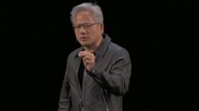 輝達執行長黃仁勳在GTC大會宣布AI處理器訂單累計高達5,000億美元，引爆全球AI資金狂潮，台積電股價也受激勵大漲至1500元，台股大盤飆破28200點再創歷史新高。（圖／翻攝自YT＠NVIDIA）