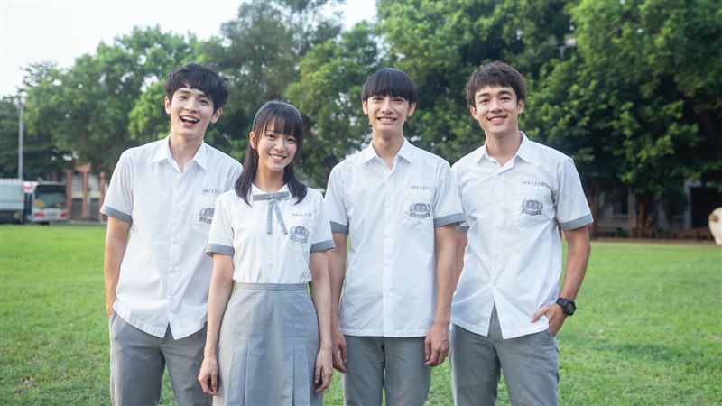 （左起）張豐豪、項婕如，劉修甫、趙崇喆拍《夜半11點學校見》建立好交情。（圖/三匠影視提供）