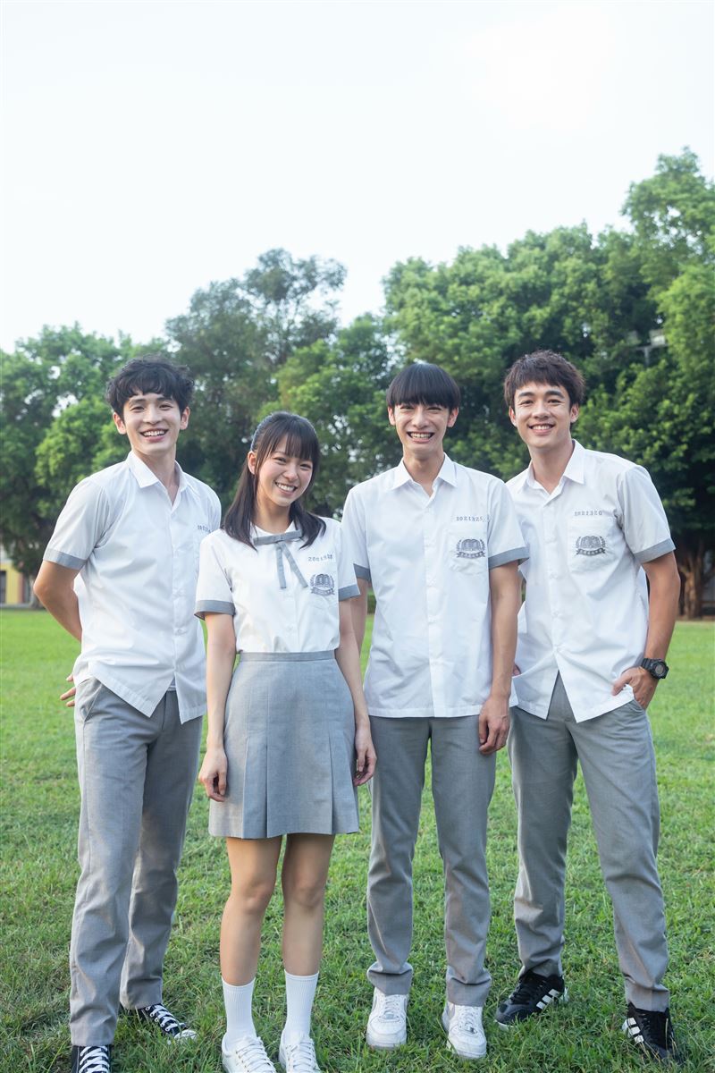 （左起）張豐豪、項婕如、劉修甫趁空檔會帶著趙崇喆到處玩。（圖／三匠影視提供）