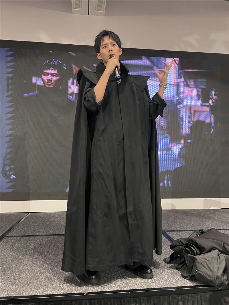 吳念軒在殺青酒上獲贈戲服。（圖／三匠影視提供）