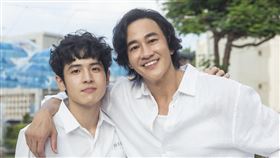 何潤東（右）知道張豐豪去當鏟子超人很感動。（圖／三匠影視提供）