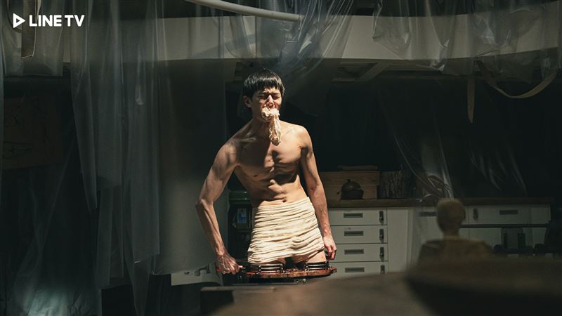 《造物獄》張軒睿遭陸夏囚禁，失去雙腿的上班身被固定在人台，畫面超驚悚。（圖／LINE TV提供）