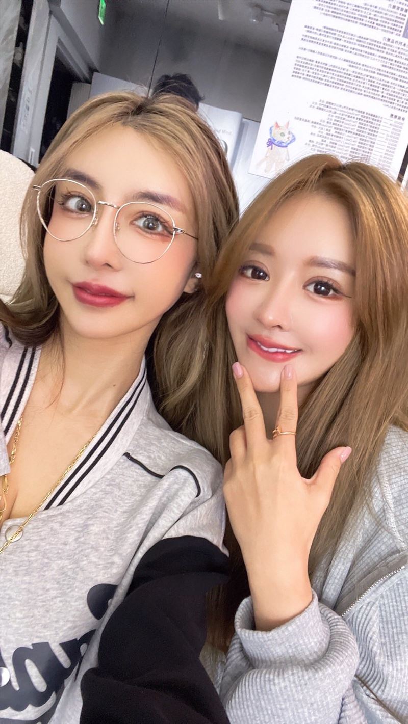 雪碧(左)形容謝侑芯是她網紅圈唯一好友。(圖/翻攝自真雪碧 無雙ss臉書)