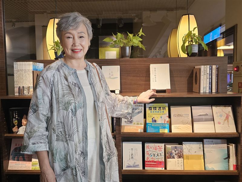 大愛劇《接住流星的人》陳季霞飾演資深訪視志工「王靜慧」，出席高雄線上讀書會。（圖／大愛提供）