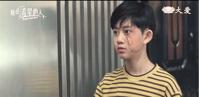 陳少卉劇中遭家暴，臉上畫「怪醫黑傑克」。（圖／大愛提供）