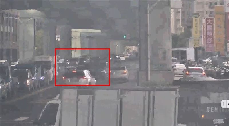 被撞的2車駕駛一度受困車內。（圖／翻攝畫面）