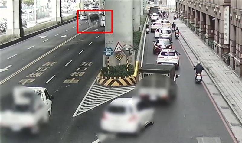 陳男開著BMW追撞2車瞬間。（圖／翻攝畫面）