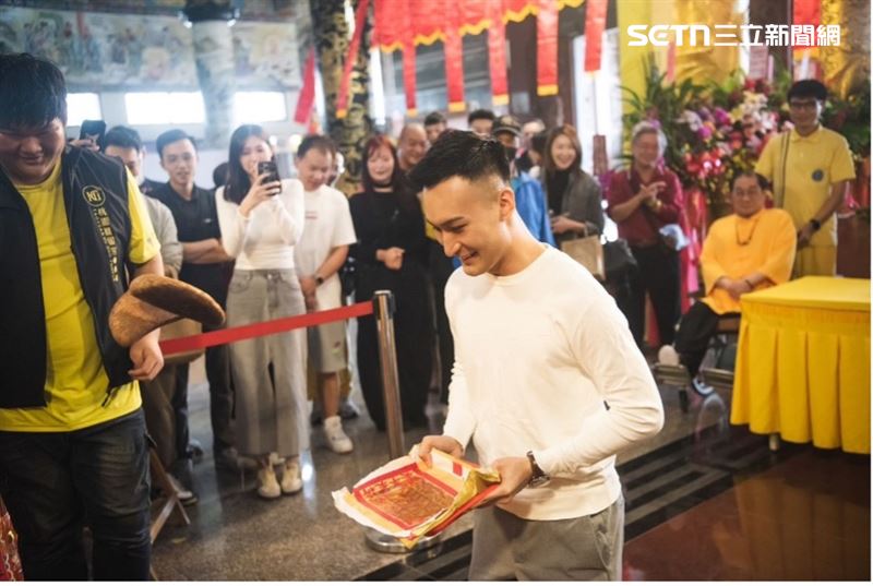 陳冠樺連擲13聖杯續任爐主。(圖/攝影者陳乃瑋, 桃園護國宮提供)