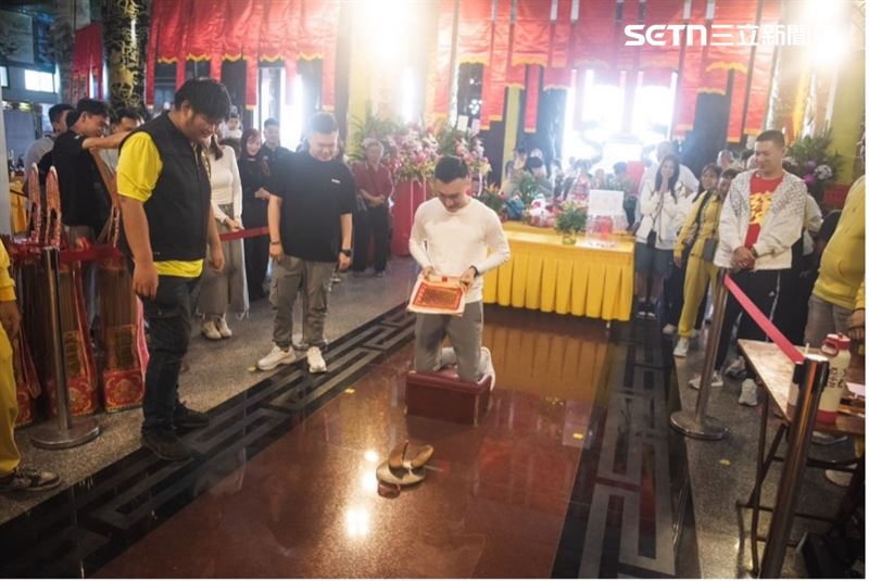 陳冠樺連擲13聖杯續任爐主。(圖/攝影者陳乃瑋, 桃園護國宮提供)