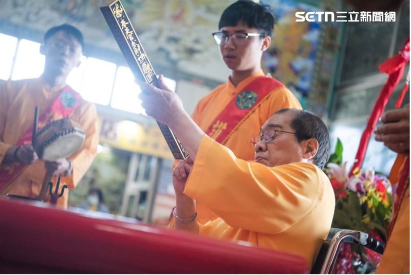 桃園護國宮法道心師父(獨腳太子)主持「補庫」儀式。(圖/攝影者陳乃瑋, 桃園護國宮提供)