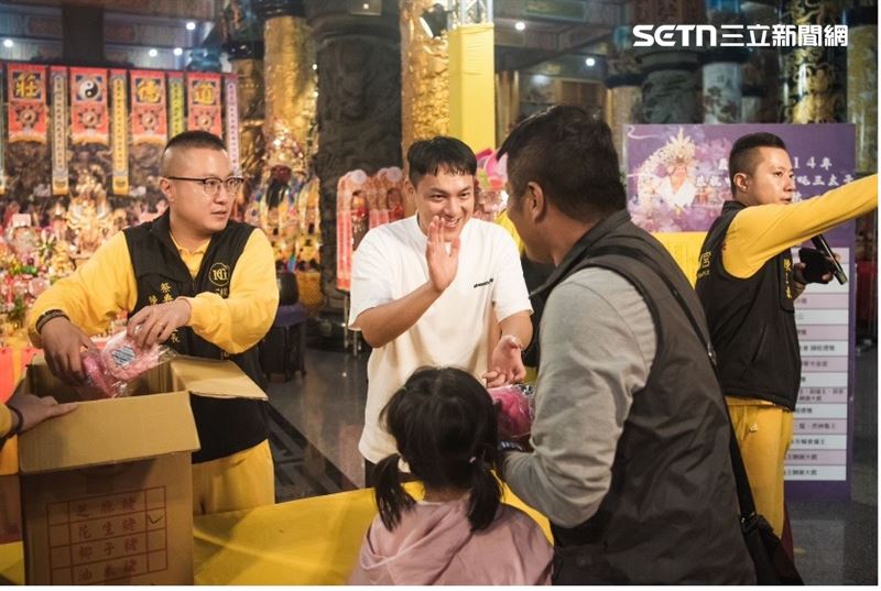 知名YouTuber位秉翰準備800顆壽桃送信眾。(圖/攝影者陳乃瑋, 桃園護國宮提供)