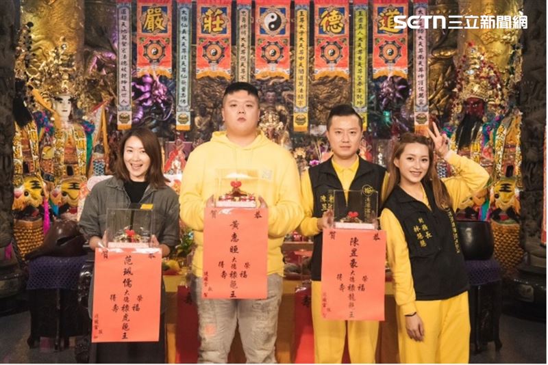 平安龜擲筊,今年龜王、龍龜王、虎龜王三位得主。(圖/桃園護國宮提供)
