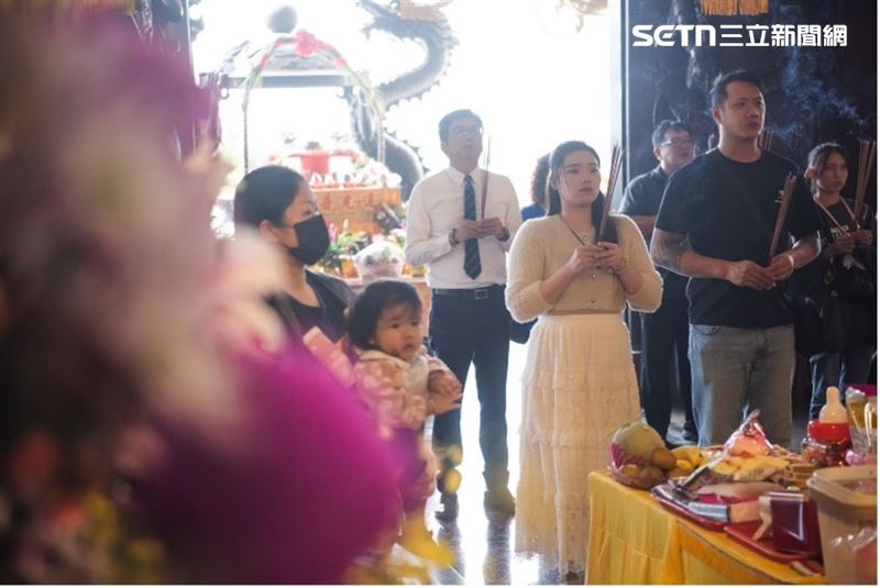 信眾為太子爺賀壽。(圖/攝影者陳乃瑋, 桃園護國宮提供)