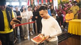 ▲陳冠樺連擲13聖杯續任爐主。（圖／攝影者陳乃瑋, 桃園護國宮提供）