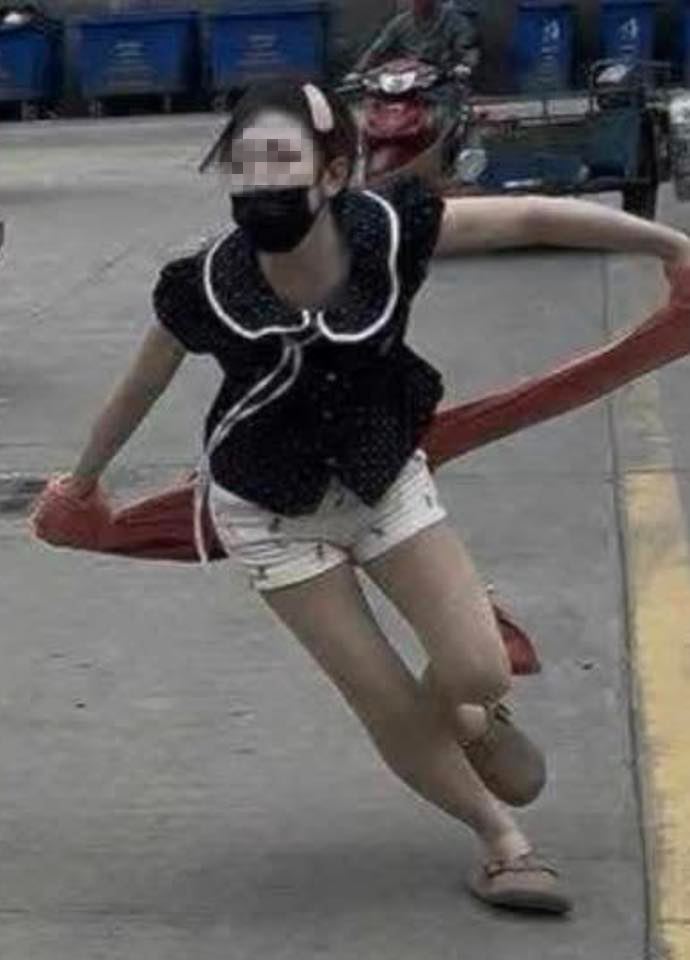 其中一名變性女子「作勢攻擊」的動作相當幽默。（圖／翻攝自โซดา เพียว เพียว臉書）