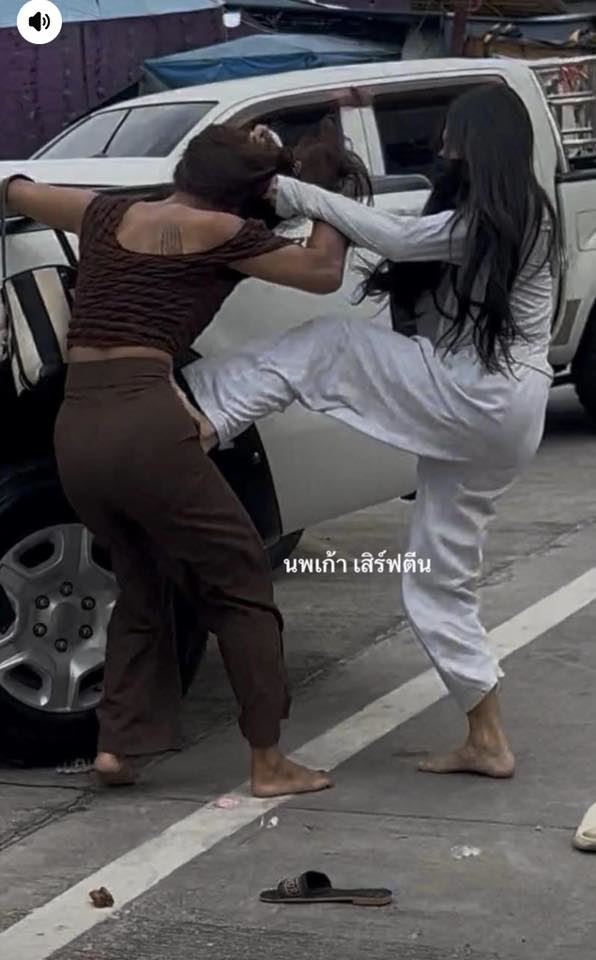 變性女子互拉頭髮，用腳踹人。（圖／翻攝自โซดา เพียว เพียว臉書）