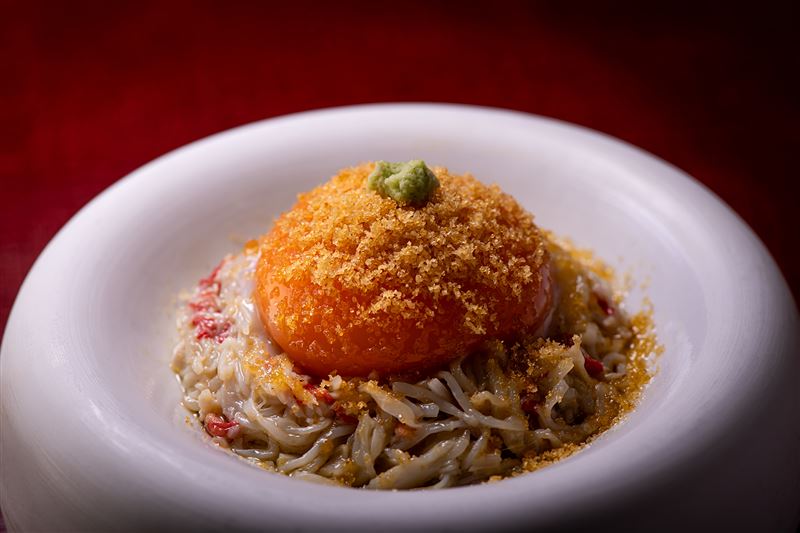 「松葉蟹肉佐烏魚子粉與松露油封蛋黃」半凝固蛋黃搭配松葉蟹肉、烏魚子，口感醇厚。(圖／blu koi壽司割烹料理提供）