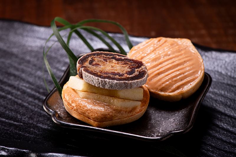 「鮟鱇魚肝冰淇淋最中」魚肝宛如冰淇淋包裹蘋果片、柿餅，濃郁中帶有水果甜。(圖／blu koi壽司割烹料理提供）