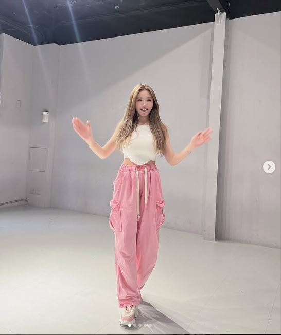 饒舌歌手Chris發布噩耗，侑芯已經離開了我們前往了那無憂的天堂，發生在她於海外工作拍攝的期間。（圖／翻攝自Chris IG）