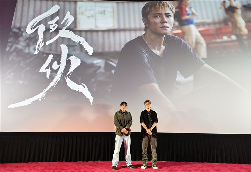 羅志祥（右）出席〈做伙〉MV特映會。左為導演鄔鶴宏。（圖／記者鄭孟晃攝影）