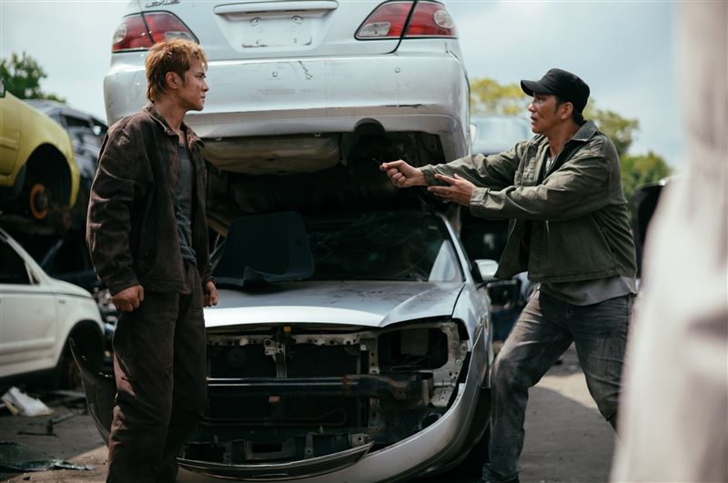 羅志祥（左）與馬志翔（右）在〈做伙〉MV有不少精彩對手戲。（圖／華納音樂提供）