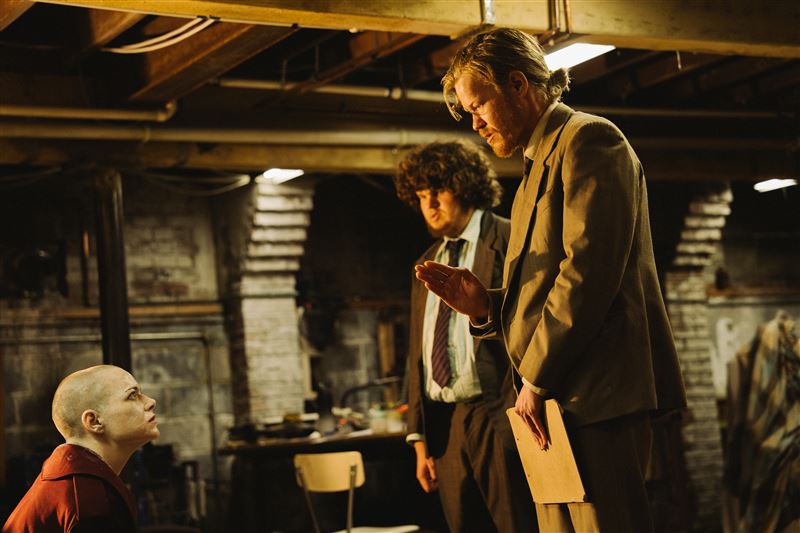 《暴蜂尼亞》描述兩名懷有陰謀論的男子綁架了位高權重的女執行長蜜雪兒,只因懷疑她是外星人。(圖/UIP提供)