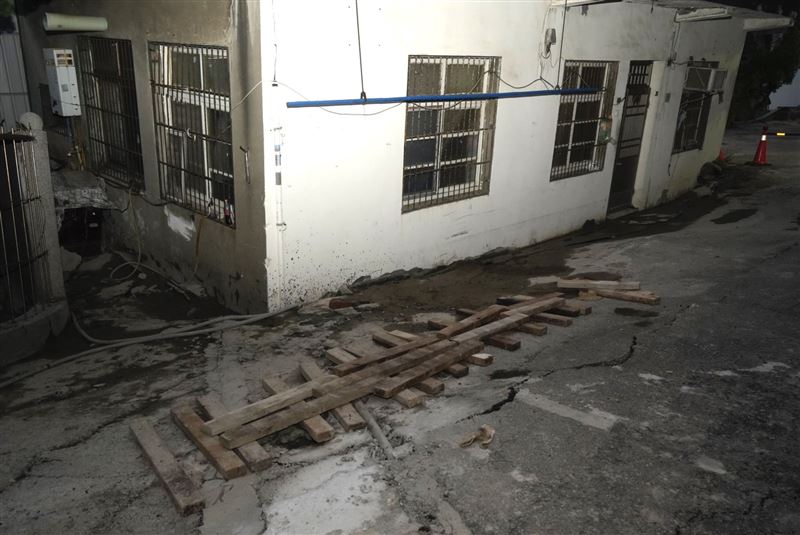 東大路地層下陷,透天厝「矮了一截」。(圖/新竹市政府提供)