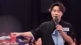 陳孟賢(右)變身「公車萍」犀利眼神帶來驚豔表演。（圖／公視台語台提供）