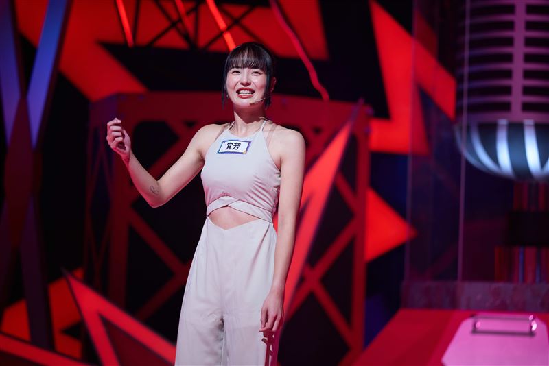 啦啦隊女孩宜芳不計形象的演出讓她順利過關。(圖/公視台語台提供)