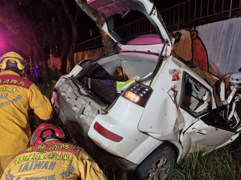 轎車自撞後,車上6人受困。(圖/翻攝自花蓮縣消防局)