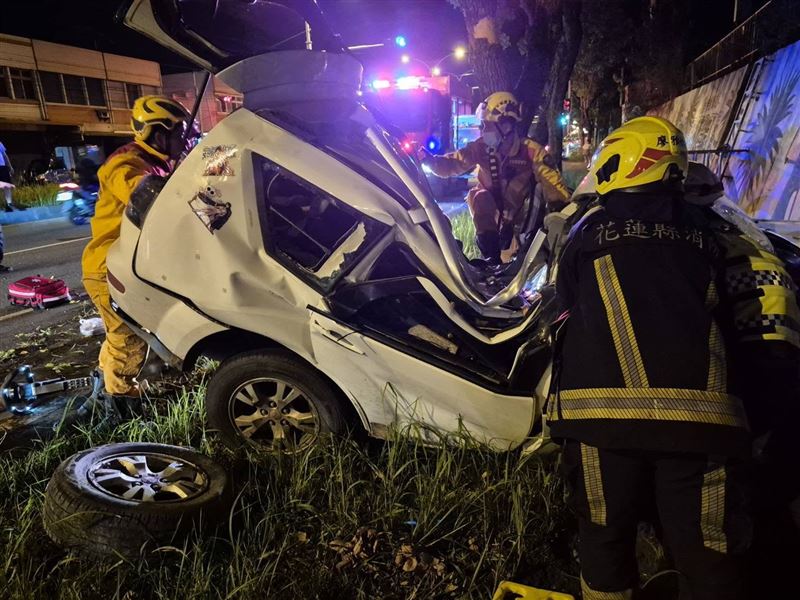 轎車撞成「V字型」,車上6人送醫。(圖/翻攝自花蓮縣消防局)