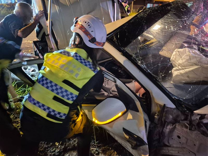 車上4大2小一度受困。(圖/翻攝自花蓮縣消防局)