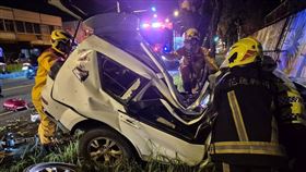 花蓮,自撞,轎車,受困（圖／翻攝自花蓮縣消防局）