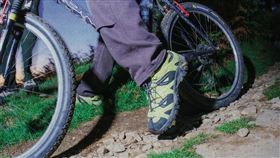 兩款配色—沈穩大地咖啡色與明亮檸檬黃綠—分別象徵戶外自然與城市活力。（圖／品牌業者提供）