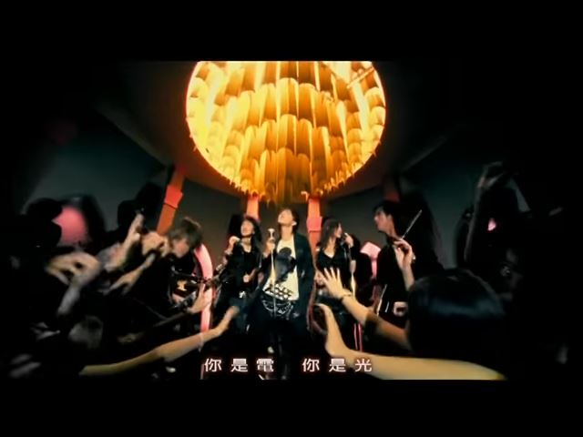 S.H.E〈Super Star〉堪稱華語樂壇經典。(圖/翻攝自華研國際YouTube)