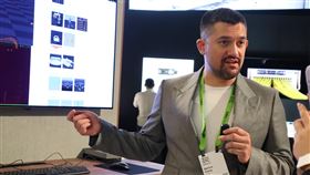 輝達機器人產品線經理黃勝斌美國人工智慧（AI）晶片大廠輝達27日起在華府舉行GTC技術大會，輝達執行長黃仁勳的兒子、機器人產品線經理黃勝斌與逾150家廠商在大會展覽廳展示創新技術。中央社記者鍾佑貞華盛頓攝　114年10月30日