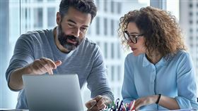 隨著景氣回溫與科技、金融雙引擎同步推進，投資人可把握回檔機會布局國泰永續高股息，參與台股長期成長紅利，並搭配金融債ETF如00933B，掌握利率變動契機，提升資產配置的防禦力與多元性。