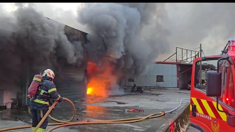 新北市淡水區某鐵皮工廠發生火警。(圖/翻攝畫面)