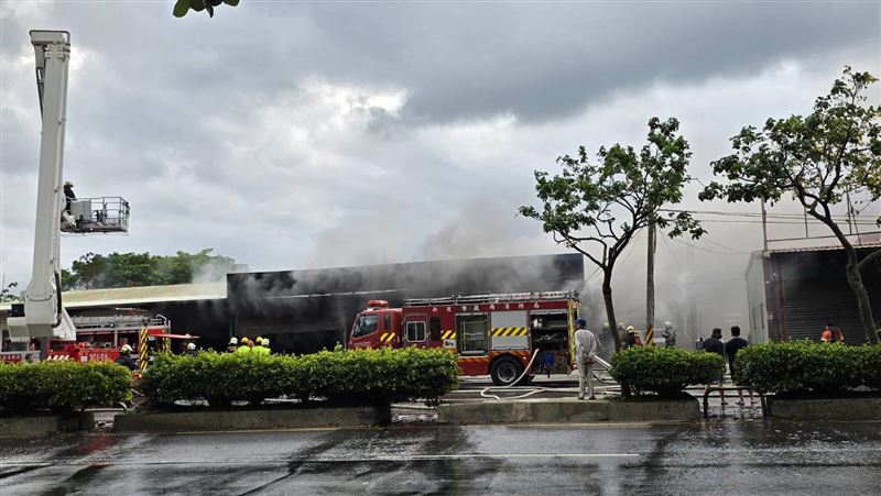 新北市淡水區某鐵皮工廠發生火警。(圖/翻攝畫面)