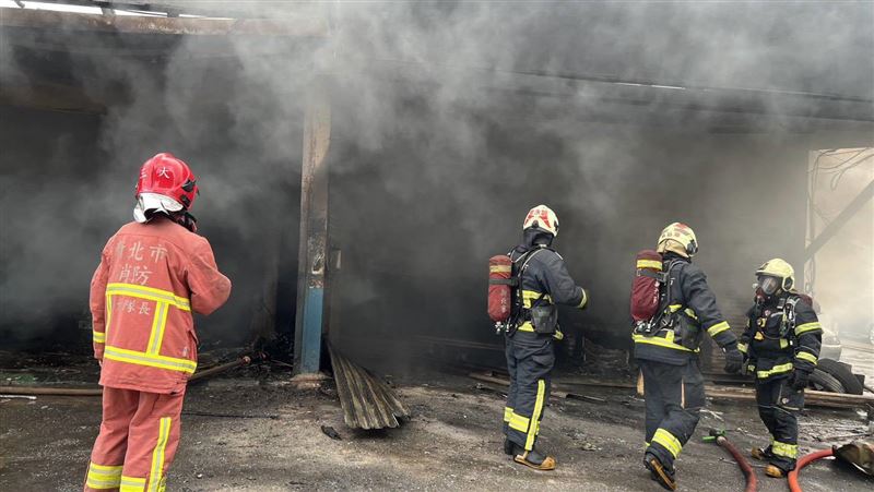 新北市淡水區某鐵皮工廠發生火警。(圖/翻攝畫面)
