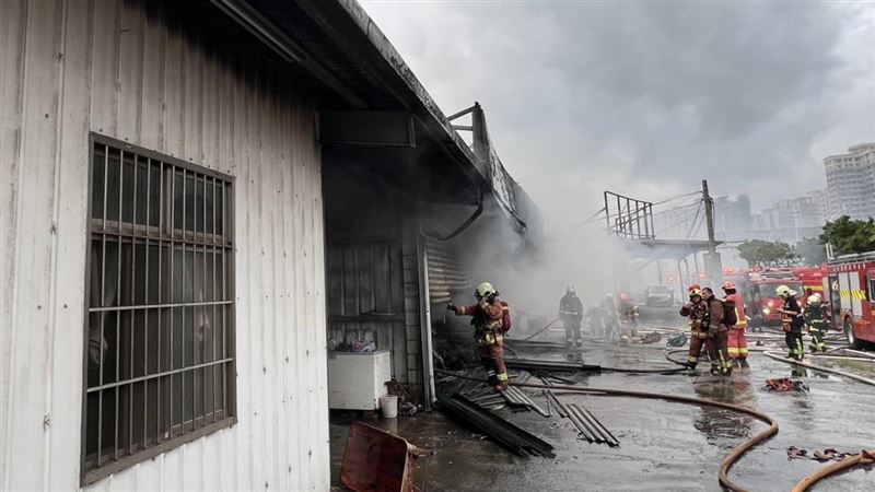 新北市淡水區某鐵皮工廠發生火警。(圖/翻攝畫面)