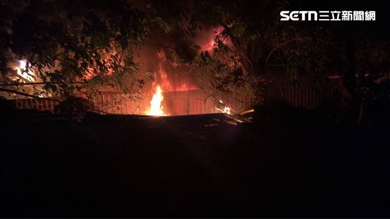 北市延平北路九段巷內廢棄工廠發生火警。（圖／翻攝畫面）