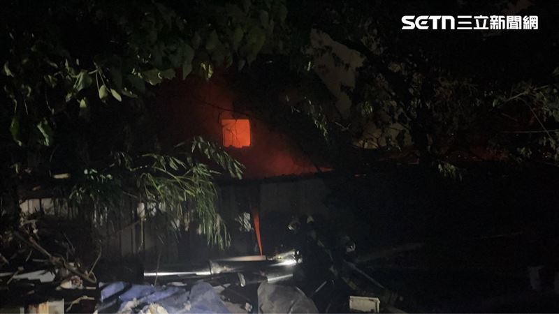 北市延平北路九段巷內廢棄工廠發生火警。（圖／翻攝畫面）