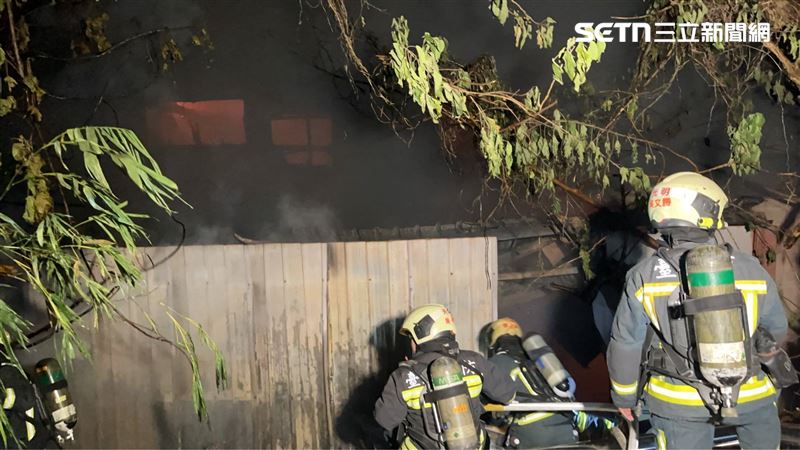 北市廢棄工廠突竄火　81警消急佈水線灌救
