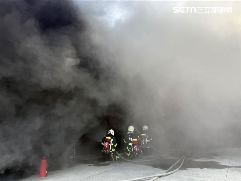 彰化永靖鄉帆布工廠倉庫大火,黑煙直竄天際。(圖/翻攝畫面)