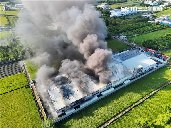 彰化永靖鄉帆布工廠倉庫大火,大量濃煙直竄天際。(圖/翻攝畫面)
